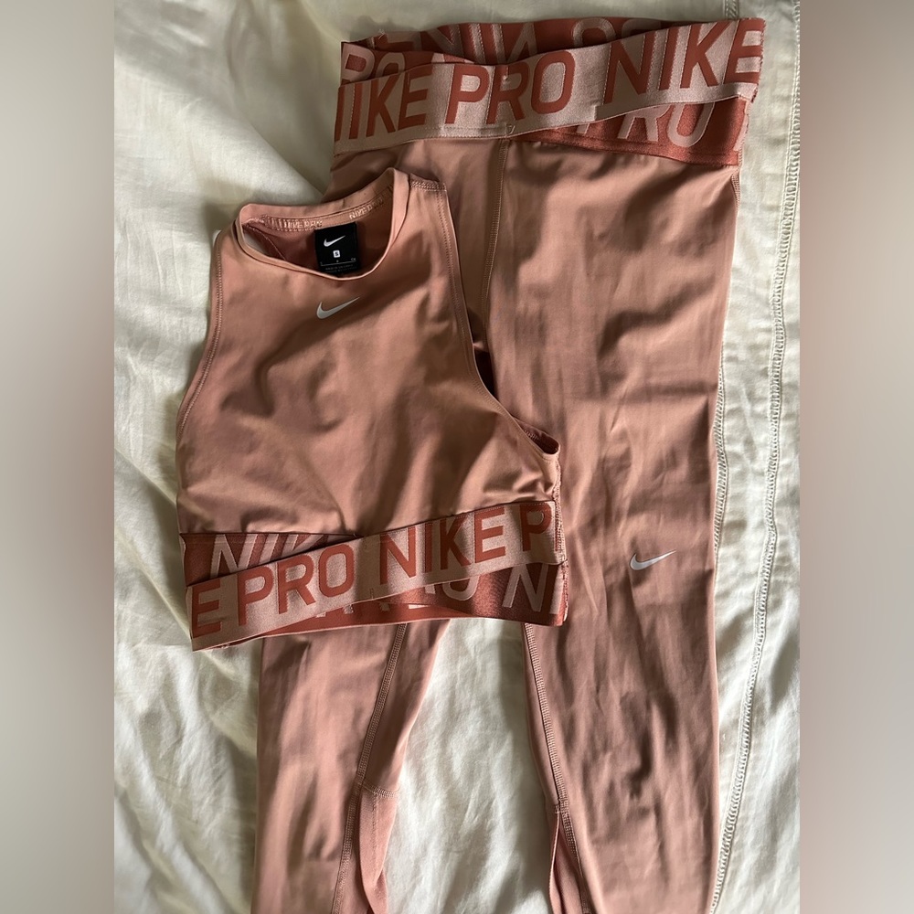 Nike Pro Set size Small peach!!